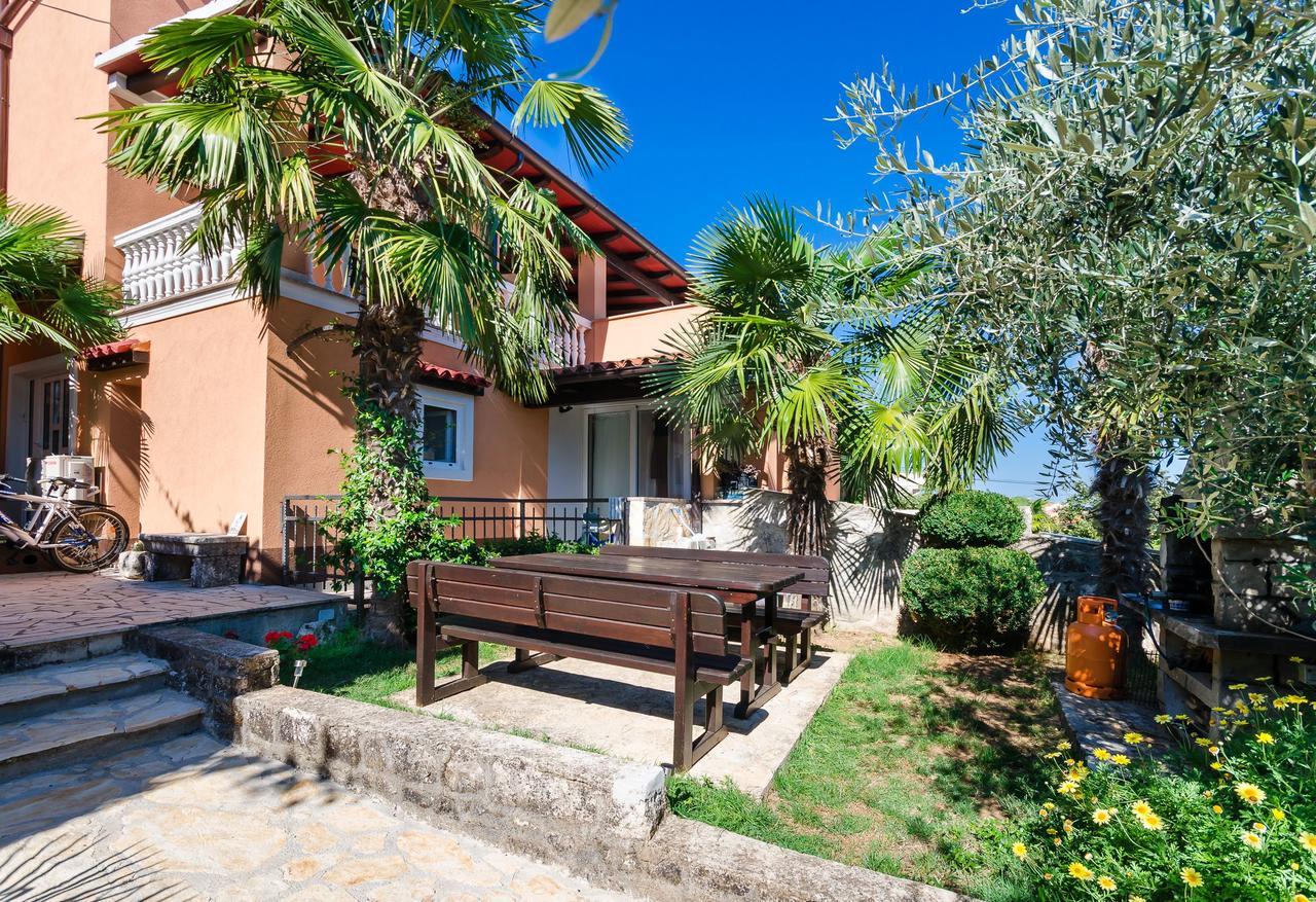 Apartments Ester Funtana Exterior photo